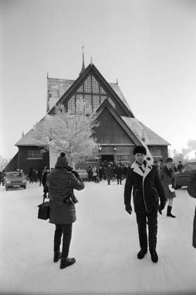 Aktuell 1-3-1970 : Arbeider-opproret. bilde 0017 Aktuell 1-3-1970 : Arbeider-opproret. Streiken i LKAB s gruver i Sveriges Lappland, som har omfattet nesten 5000 gruvearbeidere siden 10. desember, gjelder mer enn penger. Det er en streik mot teknokratiets hensynslose utnyttelse av menneskene, og en streik for trivsel og menneskeverd. Men ogsa julaften 1969, mens LKAB tapte 7 millioner pr. dag pa streiken, hilste selskapet sine undersatter med God Jul fra vinduene pa bolagets store kontorbygning. Foto: Per Ervik Aktuell NTB ***Foto er ikke bildebehandlet*** *Tekst er auto oversatt* Sverige EDITORIAL USE ONLY Ref:WdlIbdMmT_k.jpg *** Current 1 3 1970 Workers in revolt image 0017 Current 1 3 1970 Workers in revolt The strike at 