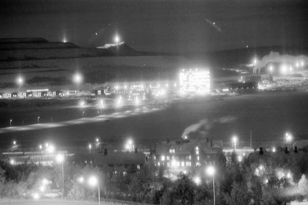Aktuell 1-3-1970 : Arbeider-opproret. bilde 0232 Aktuell 1-3-1970 : Arbeider-opproret. Streiken i LKAB s gruver i Sveriges Lappland, som har omfattet nesten 5000 gruvearbeidere siden 10. desember, gjelder mer enn penger. Det er en streik mot teknokratiets hensynslose utnyttelse av menneskene, og en streik for trivsel og menneskeverd. Men ogsa julaften 1969, mens LKAB tapte 7 millioner pr. dag pa streiken, hilste selskapet sine undersatter med God Jul fra vinduene pa bolagets store kontorbygning. Foto: Per Ervik Aktuell NTB ***Foto er ikke bildebehandlet*** *Tekst er auto oversatt* Sverige EDITORIAL USE ONLY Ref:YvpLlhvP_Zo.jpg *** Current 1 3 1970 Workers in revolt image 0232 Current 1 3 1970 Workers in revolt The strike at 