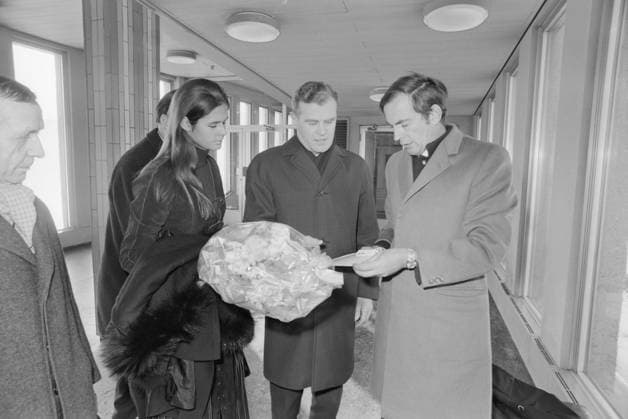 Aktuell 10 - 6 - 1970: Ektemann og hjertemann bilde 0014 Aktuell 10 - 6 - 1970: Ektemann og hjertemann. Den 47 ar gamle legen og mannen bak verdens forste hjertetransplantasjon, Christian Barnard og han 19 ar gamle kone Barbara besoker Oslo. Ekteparet fikk blom ster av norske leger ved sin ankomst til Fornebu. Bortsett fra et blikk pa Stortinget og Slottet ble det ikke tid til sightseein g for ekteparet under hovedstadsbesoket. Foto: Per Ervik Aktuell NTB ***Foto er ikke bildebehandlet*** *Tekst er auto oversatt* Oslo Norge EDITORIAL USE ONLY Ref:_sYbS96D6HU.jpg *** Aktuell 10 6 1970 Husband and heart man image 0014 Aktuell 10 6 1970 Husband and heart man The 47-year-old doctor and man behind the worlds first heart transplant, 