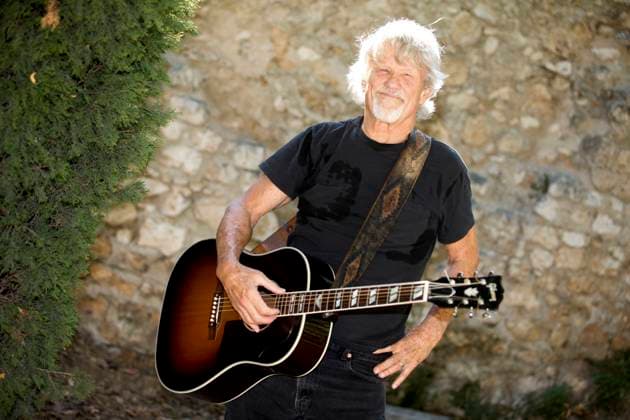 Rétro - Décès de Kris Kristofferson - Archives - Kris Kristofferson en concert au Nice Jazz Festival dans les Arènes de Cimiez à Nice. Le 23 juillet 2010 File Photo - Kris Kristofferson performed during the Nice Jazz Festival. On july 23rd 2010 Nice France *** Rétro Décès de Kris Kristofferson Archives Kris Kristofferson en concert au Nice Jazz Festival dans les Arènes de Cimiez à Nice Le 23 juillet 2010 File Photo Kris Kristofferson performed during the Nice Jazz Festival On july 23rd 2010 Nice France  Copyright: xJLPPAx xBestimagexJLPPAx xBestimagex