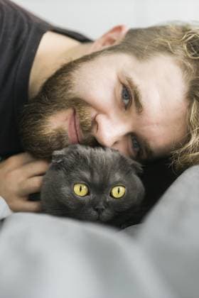 Creative Highlight Symbolbilder Glücklich schön bärtigen Mann liegen mit einer grauen schottischen Faltkatze. Spielen mit Haustier zu Hause. Liebe und Gemütlichkeit Freizeit und Tierschutz Konzept. schottische Blattrasse Glücklich schön bärtigen Mann liegen mit einer grauen schottischen Faltkatze. Spielen mit Haustier zu Hause. Liebe und Gemütlichkeit Freizeit und Tierschutz Konzept. schottische Blattrasse Copyright: imageBROKER TatianaxChekryzhova ibxiqx14064243.jpg ,model released, Symbolfoto ,property released