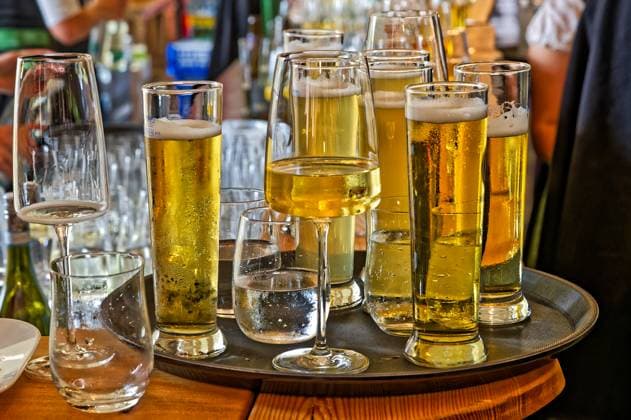 Gleich kommt das Bier. Die Bedienung am Getränkeausschank. Herreninsel Chiemgau Bayern Deutschland *** The beer is coming soon The waitress at the bar Herreninsel Chiemgau Bavaria Germany Copyright: xRolfxPossx