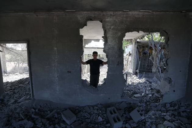 News Bilder des Tages Israel blows up homes of 3 Palestinians in the West Bank JENIN, WEST BANK - JULY 17: Palestinians inspect debris of a building after Israeli army reportedly blew up three houses belonging to Palestinians previously killed by Israeli forces in Jenin, West Bank on July 17, 2025. Nedal Eshtayah Anadolu Jenin West Bank. Editorial use only. Please get in touch for any other usage.  Copyright: x2025xAnadoluxNedalxEshtayahx