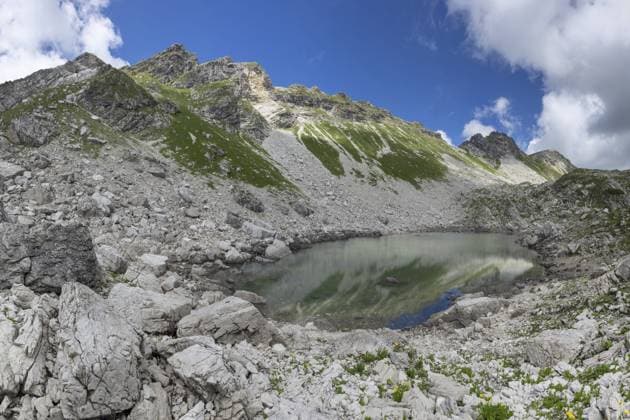 Creative Highlights World Koblatsee, ein kleiner Bergsee am Koblat-Höhenweg im Naturschutzgebiet der Allgäuer Hochalpen, Allgäu, Allgäuer Alpen, Bayern, Deutschland Koblatsee, a small mountain lake on the Koblat-Höhenweg in the nature reserve of the Allgäu High Alps, Allgäu, Allgäu Alps, Bavaria, Germany Copyright: imageBROKER WalterxG.xAllgöwer ibxwga14322600.jpg