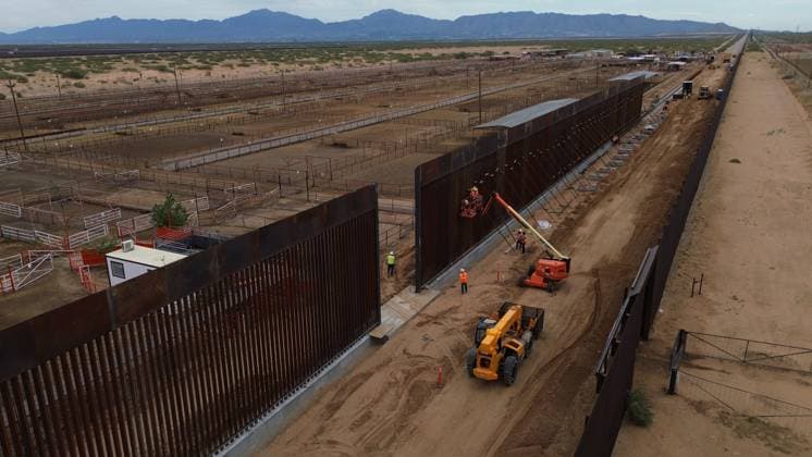News Bilder des Tages US begins construction of 11-kilometer wall on Mexico border CIUDAD JUAREZ , MEXICO - JULY 17: Workers are seen working with construction equipment after US authorities began construction on the next phase of the US-Mexico border wall between Texas and Ciudad Juarez on July 17, 2025 in Ciudad Juarez, Mexico. More than 11 kilometers will be built in the Texas town of Santa Teresa, following the approval of the immigration budget. Christian Torres Anadolu Ciudad Juarez Mexico. Editorial use only. Please get in touch for any other usage.  Copyright: x2025xAnadoluxChristianxTorresx