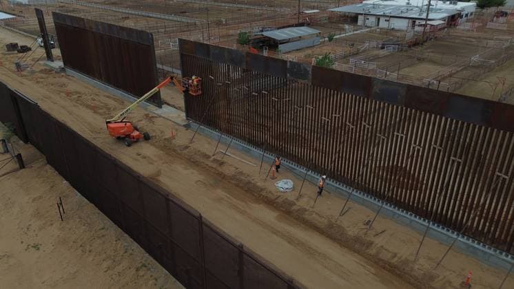 US begins construction of 11-kilometer wall on Mexico border CIUDAD JUAREZ , MEXICO - JULY 17: Workers are seen working with construction equipment after US authorities began construction on the next phase of the US-Mexico border wall between Texas and Ciudad Juarez on July 17, 2025 in Ciudad Juarez, Mexico. More than 11 kilometers will be built in the Texas town of Santa Teresa, following the approval of the immigration budget. Christian Torres Anadolu Ciudad Juarez Mexico. Editorial use only. Please get in touch for any other usage.  Copyright: x2025xAnadoluxChristianxTorresx