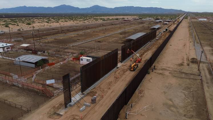 US begins construction of 11-kilometer wall on Mexico border CIUDAD JUAREZ , MEXICO - JULY 17: Workers are seen working with construction equipment after US authorities began construction on the next phase of the US-Mexico border wall between Texas and Ciudad Juarez on July 17, 2025 in Ciudad Juarez, Mexico. More than 11 kilometers will be built in the Texas town of Santa Teresa, following the approval of the immigration budget. Christian Torres Anadolu Ciudad Juarez Mexico. Editorial use only. Please get in touch for any other usage.  Copyright: x2025xAnadoluxChristianxTorresx