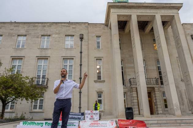 Rally outside Waltham Forest Town Hall by local residents against council investment in the arms trade. Residents in Walthamstow gathered outside the Waltham Forest Town Hall. The protest was against the council s investment in companies with ties to Israel, and residents protested against council cuts and other local issues. Zack Polanski joined protesters outside the Waltham Forest Town Hall., Credit:Zak Irfan Avalon  Copyright: xZakxIrfanx xAvalonx 1022879793