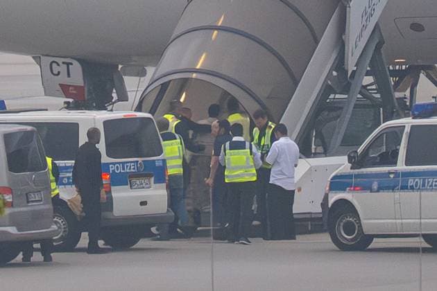 Bilder des Jahres 2025, News 07 Juli Schkeuditz - Deutschland schiebt mehrere Afghanen ab! Abschiebe-Flieger startet von Flughafen Leipzig Halle 18.07.2025 gegen 7 Uhr Schkeuditz, Flughafen Leipzig Halle Fotograf: EHL Media Die Bundesrepublik Deutschland wird erneut Flüchtlinge nach Afghanistan abschieben. Nach bislang unbestätigten Angaben soll ein Airbus A330 der Fluggesellschaft Qatar Airways dutzende Migranten zurück in ihre Heimat bringen. Bereits am Donnerstag landete die Maschine aus Doha kommend gegen 16.30 Uhr auf dem Flughafen Leipzig Halle. Mehrere Autos der Bundespolizei rückten daraufhin an. Nun, einen Tag später, soll der Flieger in Richtung Afghanistan starten. An Bord sollen ersten Angaben mehrere Dutzend Flüchtlinge aus dem Nahen Osten sein, darunter au Copyright: xEHLxMediax 20250718_abschiebeflug-afghanistan-leipzig-2_5