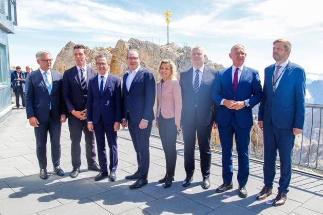 Bilder des Jahres 2025, News 07 Juli News Bilder des Tages Zugspitz-Summit on Migration Zugspitze, 18.7.2025 Bundesinnenminister Alexander Dobrindt mit seinen Amtskollegen aus Frankreich, Polen, Österreich, Dänemark, Tschechien, EU-Innenkommissar Magnus Brunner und der Parlamentarischen Staatssekretärin beim BMI Daniela Ludwig bei der Ankuft zum Zugspitz-Summit on Migration auf der Zugspitze Bayern *** Zugspitz Summit on Migration Zugspitze, 18 7 2025 Federal Minister of the Interior Alexander Dobrindt with his counterparts from France, Poland, Austria, Denmark, the Czech Republic, EU Commissioner for Home Affairs Magnus Brunner and Parliamentary State Secretary at the Federal Ministry of the Interior Daniela Ludwig arriving at the Zugspitz Summit on Migration on the Zugspitze Bavaria Copyright: xMatthiasxGränzdörferx