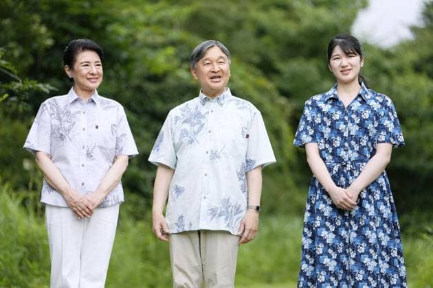 Entertainment Bilder des Tages Japan imperial family at villa in Tochigi Pref. Japanese Emperor Naruhito, Empress Masako (L) and their daughter, Princess Aiko, meet the press during a stroll on the premises of an imperial villa in Nasu in Tochigi Prefecture, north of Tokyo, on July 18, 2025.  A14AA0004728946P