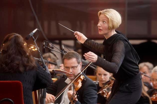 Bilder des Jahres 2025, Entertainment 07 Juli 17.07.2025, Classic open Air 2025, in Berlin, Gendarmenmarkt, Orchester des Konzerthaus Berlin, Dirigentin Joana Mallwitz, Berlin Deutschland, Germany *** 17 07 2025, Classic open Air 2025, in Berlin, Gendarmenmarkt, Orchestra of the Konzerthaus Berlin, Conductor Joana Mallwitz, Berlin Germany, Germany