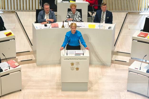 Schwerin, Landtag, Plenarsitzung am 24.04.2024. Ministerpräsidentin Manuela Schwesig, SPD, spricht vor dem Plenum zum Entwurf eines Vierten Gesetzes zur Änderung des Kindertagesförderungsgesetzes in Mecklenburg-Vorpommern. Ansicht frontal von oben. Hinten links Thomas diener, CDU, hinten mittig Landtagsvizepräsidentin Elke-Annette Schmidt, Die Linke, hinten rechts Chrisian Brade, SPD Schwerin Landtag Mecklenburg-Vorpommern Deutschland *** Schwerin, State Parliament, plenary session on 24 04 2024 Minister President Manuela Schwesig, SPD, addresses the plenary session on the draft of a fourth law to amend the Child Day Care Promotion Act in Mecklenburg-Vorpommern Front view from above Rear left Thomas diener, CDU, rear center State Parli