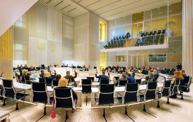 Schwerin, Landtag, Plenarsitzung am 24.04.2024. Ansicht des Plenarsaales im Landtag des Landes Mecklenburg-Vorpommern im Schloss Schwerin. Ansicht ebenerdig links-seitlich. Es findet gerade eine Abstimmung statt Schwerin Landtag Mecklenburg-Vorpommern Deutschland *** Schwerin, Landtag, plenary session on 24 04 2024 View of the plenary hall in the state parliament of Mecklenburg-Vorpommern in Schwerin Castle View at ground level left side A vote is taking place Schwerin Landtag Mecklenburg Vorpommern Germany