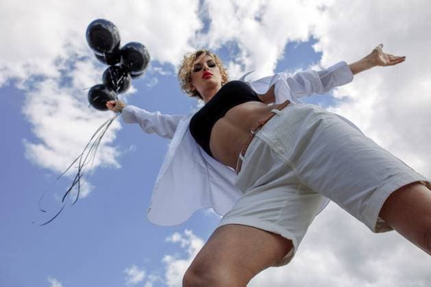 Creative Highlight Symbolbilder Schöne Frau von Modell Aussehen mit dunklen Ballons gegen blauen Himmel mit Wolken. Kunst Schießen aus ungewöhnlichen Blickwinkeln Beautiful woman of model appearance with dark balloons against blue sky with clouds. Art shooting from unusual angles. Copyright: imageBROKER LARISAxSHPINEVA ibxiqx14286980.jpg ,model released, Symbolfoto ,property released