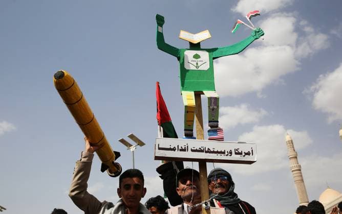 News Bilder des Tages YEMEN HOUTHIS USA ISRAEL CONFLICT- A Houthi supporter holds up a mock missile during a protest against the US and Israel, in Sana a, Yemen, 18 July 2025. IMAGO Sanaa Yemen Copyright: xHamzaxAlix