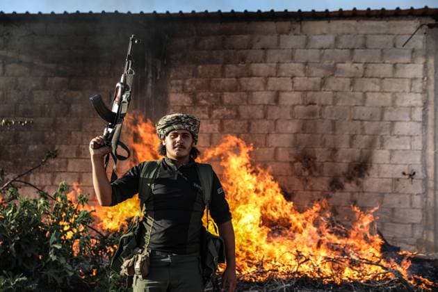 News Bilder des Tages Clashes intensify between armed Druze factions, Bedouin tribal forces in Suwayda, southern Syria SUWAYDA, SYRIA - JULY 18: A gunman is seen in front of burning grass as clashes between the alliance of Bedouin Arabs and tribal forces and armed Druze factions continue along the western and northern fronts of Syria’s southern Suwayda province, on July 18, 2025. During overnight attacks, the Bedouin and tribal forces pushed the Hejri group back toward the city center. However, by midday, Hajri-affiliated fighters launched counterattacks, advancing approximately four kilometers toward the outskirts in the northern and western parts of the city. Izettin Kasim Anadolu Suwayda Syria. Editorial use only. Please get in touch for any other usage.  Copyright: x2025xAnadoluxIzettinxKasimx