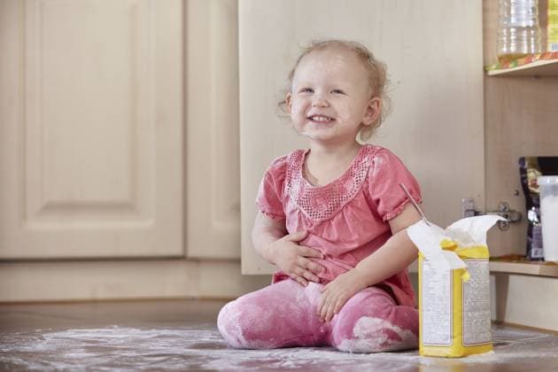 Ein verspieltes, lachendes, mit Mehl beschmiertes kleines Mädchen sitzt auf dem Küchenboden. Leerzeichen kopieren Playful laughing little baby girl smeared in flour sits on the kitchen floor Copyright: imageBROKER kutan.ru ibxiqx14275938.jpg ,model released, Symbolfoto ,property released