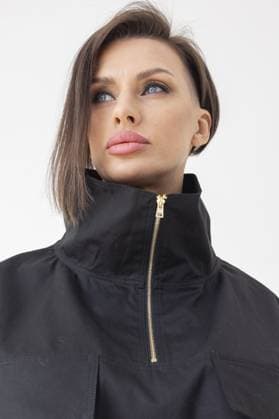Porträt einer schönen Frau in schwarzer Jacke, Nahaufnahme auf weißem Hintergrund. Studiofotografie. Vertikales Foto Portrait of beautiful woman in black jacket close-up on white background. Studio photography. Vertical photo. Copyright: imageBROKER LARISAxSHPINEVA ibxiqx14289410.jpg ,model released, Symbolfoto ,property released