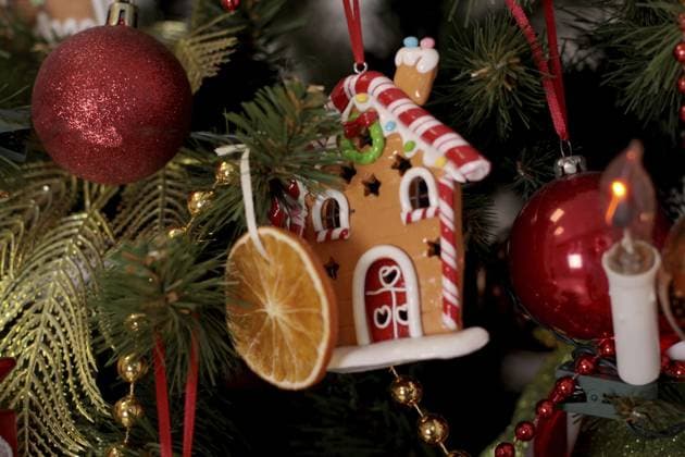 Dekorieren Weihnachtsbaum mit Spielzeug in Form von kleinen Haus. Kaufen Sie ein Haus im neuen Jahr.Close up Decorate christmas tree with toy in the form of little house. Buying a house in the new year.Close up Copyright: imageBROKER NatashaxZakharova ibxiqx14295666.jpg