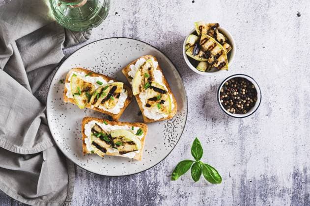 Food, Sandwiches mit Ricotta, gegrillten Zucchini und grünen Zwiebeln auf einem Teller Ansicht von oben Food, Sandwiches with ricotta, grilled zucchini and green onions on a plate top view Copyright: imageBROKER ElenaxRui ibxiqx14298611.jpg