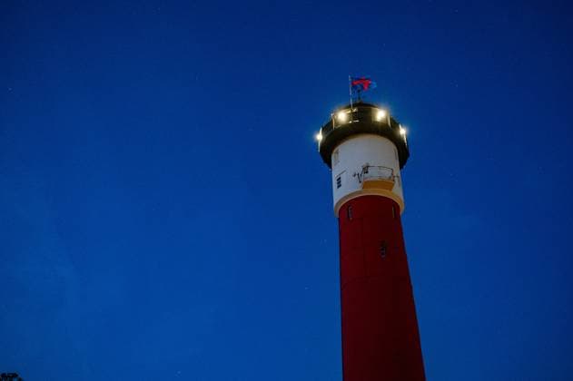 Reise - Wangerooge 2025 am 19.07.2025 Der denkmalgeschützte Alte Leuchtturm auf der Nordseeinsel bei Nacht. Foto: osnapix Reisen - Wangerooge 2025 *** Reise Wangerooge 2025 am 19 07 2025 The listed Old Lighthouse on the North Sea island at night Photo osnapix Reisen Wangerooge 2025 MT