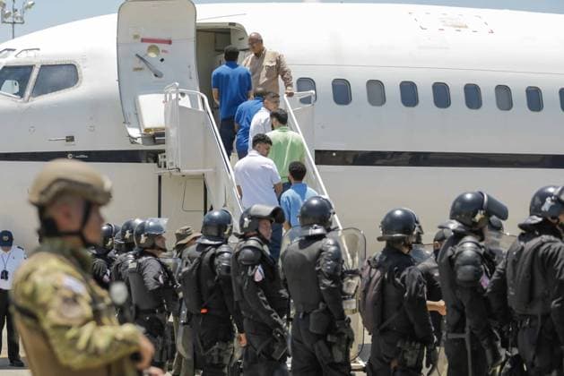 Bilder des Jahres 2025, News 07 Juli Bukele Returns Deported Migrants to Venezuela SAN SAN LUIS TALPA, LA PAZ, EL SALVADOR– JULY 18: (----EDITORIAL USE ONLY - MANDATORY CREDIT - EL SALVADOR PRESIDENCY HANDOUT - NO MARKETING NO ADVERTISING CAMPAIGNS - DISTRIBUTED AS A SERVICE TO CLIENTS----) Venezuelan migrants accused by the U.S. of belonging to the Tren de Aragua criminal gang are seen being transferred from the Terrorism Confinement Center (Cecot) in El Salvador before being repatriated to Caracas on July 18, 2025 in La Paz, El Salvador. Salvadoran President Nayib Bukele announced that more than 250 Venezuelans deported by the Trump administration in March were sent back to Venezuela in exchange for the release of 10 U.S. citizens and several Venezuelan political prisone  Copyright: x2025xAnadoluxElxSalvadorxPressxPresidencyxOfficex