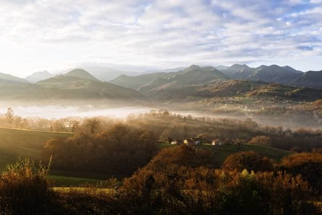 Nebliger Morgen im Tal, Sonnenstrahlen in den Hügeln, Herbstfarben und Häuser Misty morning in the valley, sun rays through the hills, autumn colors and houses Copyright: imageBROKER JuanxJimenez ibxiqx14010656.jpg