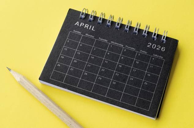 Draufsicht auf den Kalender April 2026 auf schwarzem Notizblock mit gelbem Hintergrund. Kalender Konzept Top view of April 2026 calendar on black notepad with yellow background. Calendar concept Copyright: imageBROKER JeromexMaurice ibxiqx14258265.jpg