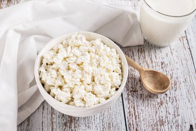 Food, Hausgemachter Hüttenkäse vom Bauernhof in einer Schüssel auf dem Tisch Food, Farm homemade cottage cheese in a bowl on the table Copyright: imageBROKER ElenaxRui ibxiqx14299206.jpg