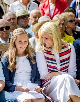 Info - La princesse Ingrid Alexandra de Norvège fête ses 18 ans le 21 janvier - La princesse Ingrid Alexandra, la princesse Mette-Marit - La famille royale fête le 80ème anniversaire de la reine Sonja de Norvège à la galerie d art Reine Sonja aux écuries du palais à Oslo, le 4 juillet 2017. Oslo Norvège *** Info Princess Ingrid Alexandra of Norway turns 18 on January 21 Princess Ingrid Alexandra, Princess Mette Marit The Royal Family celebrates Queen Sonja of Norways 80th birthday at the Queen Sonja Art Gallery at the Palace Stables in Oslo, July 4, 2017 Oslo Norway  Copyright: xRoyalportraitsxEurope BernardxRubsamenx xBestimagexRoyalportraitsxEurope BernardxRubsamenx xBestimagex