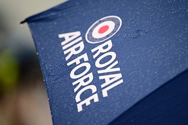 Royal International Air Tattoo - RAF Fairford, Gloucestershire, UK Rain falls on a Royal Air Force umbrella during the Royal International Air Tattoo at RAF Fairford in Gloucestershire, England, on July 19, 2025. United Kingdom  Copyright: xMIxNewsx originalFilename: 1064251203st.jpg