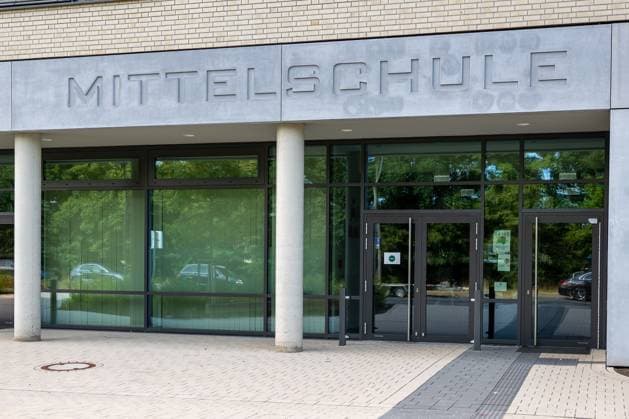 Symbolbild Schulen, Nürnberg, 19.07.2025 Eingangsbereich einer Mittelschule mit moderner Glasfassade und aufgesetztem Schriftzug Mittelschule. Das Schulgebäude liegt in einem städtischen Umfeld. Die Mittelschule bietet verschiedene Abschlüsse der Sekundarstufe I an, darunter den erfolgreichen Mittelschulabschluss, den qualifizierenden Mittelschulabschluss (Quali) sowie den mittleren Schulabschluss. Das Bild eignet sich als Symbolfoto zu Themen wie Bildung, Schulstruktur und Abschlusswege. Nürnberg Werderau Bayern Deutschland *** Symbolic image of schools, Nuremberg, 19 07 2025 Entrance area of a secondary school with a modern glass facade and the words Mittelschule The school building is located in an urban environment Th 20250719-6V2A5192-M4000