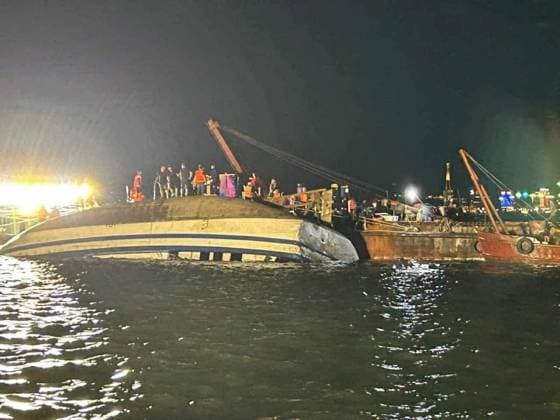 18 dead, many missing after Vietnamese tourist boat capsizes HALONG BAY, QUANG NINH PROVINCE, VIETNAM - JULY 19: (----EDITORIAL USE ONLY - MANDATORY CREDIT - VIETNAMS S TRAFFIC POLICE DEPARTMENT HANDOUT - NO MARKETING NO ADVERTISING CAMPAIGNS - DISTRIBUTED AS A SERVICE TO CLIENTS----) Emergency services attend to a capsized tourist boat, which was believed to be carrying more than 50 passengers on board, in Halong Bay, Quang Ninh Province, Vietnam, on July 19, 2025. At least 18 people have died and 23 are missing after a tourist cruise boat carrying 53 people capsized in Vietnam s Ha Long Bay on Saturday, according to officials. Vietnam s Traffic Police Department Handout Anadolu Quang Ninh Province Vietnam. Editorial use only. Plea  Copyright: x2025xAnadoluxVietnam sxTrafficxPolicexDepartmentx xHandoutx