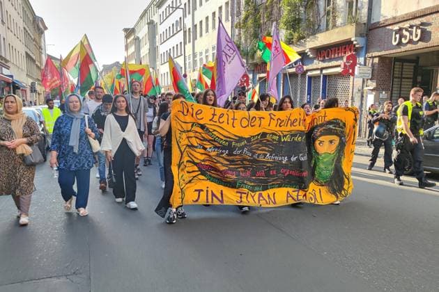 Berlin, Deutschland, 19.07.2025: Kreuzberg: Kurden-Demo 13 Jahre Selbstverwaltung in Nord- und Ostsyrien : Demonstranten ziehen durch die Oranienstraße *** Berlin, Germany, 19 07 2025 Kreuzberg Kurdish demonstration 13 years of self-administration in North and East Syria Demonstrators march through Oranienstrasse Copyright: xdtsxNachrichtenagenturx dts_76639
