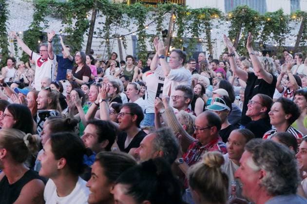 19.07.2025, Berlin - Deutschland. Public Viewing Fußball EM Frauen im BRLO Biergarten.