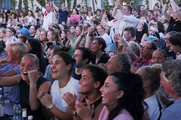 19.07.2025, Berlin - Deutschland. Public Viewing Fußball EM Frauen im BRLO Biergarten.