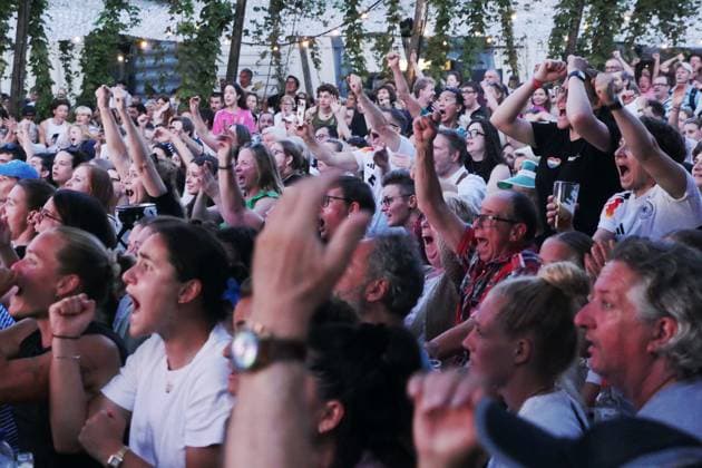 19.07.2025, Berlin - Deutschland. Public Viewing Fußball EM Frauen im BRLO Biergarten.