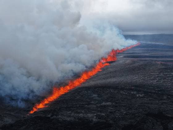 Creative Highlights World July 17, 2025, Grindavik, Reykjanes Peninsula, Iceland: Lava and smoke spews from a fissure during the latest eruption of the SundhnoÂºkur volcanic system on the Reykjanes peninsula of south-west Iceland, July 17, 2025 near Grindavik, Iceland. Grindavik Iceland - ZUMAp138 20250717_zaa_p138_001 Copyright: xHordurxKristeifsson CivilxProtecx