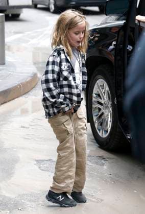 Vivienne Marcheline Jolie-Pitt et Zahara Jolie-Pitt sortent de leur hôtel à New York, le 14 septembre 2017 Veuillez flouter le visage de l’enfant avant publication A. Jolie s children Vivienne Marcheline Jolie-Pitt and Zahara Jolie-Pitt are leaving their hotel in New York, NY on September 14, 2017. 14th september 2017 New York Etats-Unis *** Vivienne Marcheline Jolie Pitt and Zahara Jolie Pitt leave their hotel in New York, NY on September 14, 2017 Please blur childs face before publication A Jolie s children Vivienne Marcheline Jolie Pitt and Zahara Jolie Pitt are leaving their hotel in New York, NY on September 14, 2017 14th september 2017 New York United States  Copyright: xAgencex xBestimagexUSAxAgencex xBestimagexUSAx