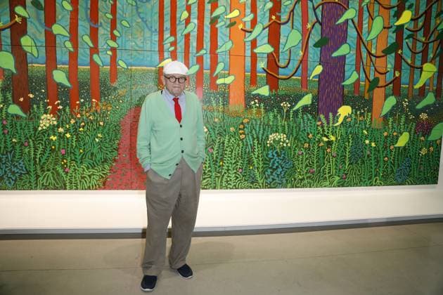 Révélation de la donation du tableau L’arrivée du printemps à Woldgate, East Yorkshire en 2011 du peintre David Hockney au Centre Pompidou à Paris, France, le 26 Septembre 2017. Un tableau monumental d une dizaine de mètres de longs sur 4 mètres de haut. David Hockney poses in front of his painting The Arrival Of Spring in Woldgate, East Yorkshire in 2011 which he offered to the museum at Centre Pompidou in Paris, France on September 26, 2017. Paris France *** Revelation of the donation of the painting The Arrival Of Spring in Woldgate, East Yorkshire in 2011 by painter David Hockney to the Centre Pompidou in Paris, France on September 26, 2017 A monumental painting some ten meters long by 4 meters high David Hockney poses in front of h  Copyright: xMarcxAussetxLacroixx xBestimagexMarcxAussetxLacroixx xBestimagex