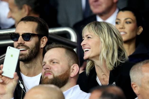 Robin Wright et son nouveau compagnon Clement Giraudet ( directeur des relations VIP chez Saint-Laurent) et Kourtney Kardashian assistent au match de Champions League PSG - Bayern Munich (3-0) au Parc des Princes à Paris, le 27 septembre 2017. Cyril Moreau Bestimage Celebrities at Champions League s match PSG vs Bayern Munich (3-0) at the Parc des Princes in Paris. September 27th, 2017. Paris France *** Robin Wright and her new partner Clement Giraudet director of VIP relations at Saint Laurent and Kourtney Kardashian attend the Champions League match PSG Bayern Munich 3 0 at the Parc des Princes in Paris, September 27th, 2017 Cyril Moreau Bestimage Celebrities at Champions League s match PSG vs Bayern Munich 3 0 at the Parc des Princ  Copyright: xCYRILxMOREAUx xBESTIMAGExCYRILxMOREAUx xBESTIMAGEx
