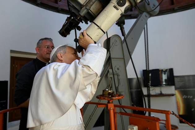 Bilder des Jahres 2025, News 07 Juli ITALY - POPE LEO XIV DURING HIS VISIT AT THE VATICAN OBSERVATORY, SPECOLA IN THE SUMMER PAPAL HOLIDAY IN CASTEL GANDOLFO - 2025 7 20 Italy, Albano , Vatican, 2025 7 20 Pope Leo XIV during his visit at the Vatican Observatory, Specola in the summer papal estate in Castel Gandolfo, 40 km southeast of Rome. The newly elected Pope Leo XIV, revives a long-standing papal tradition paused under Francis, as Castel Gandolfo prepares to welcome a pope for the first time in over a decade. EDITORIAL USE ONLY - NO BOOKS Copyright: xVATICANxMEDIAx xCatholicxPressxPhotox