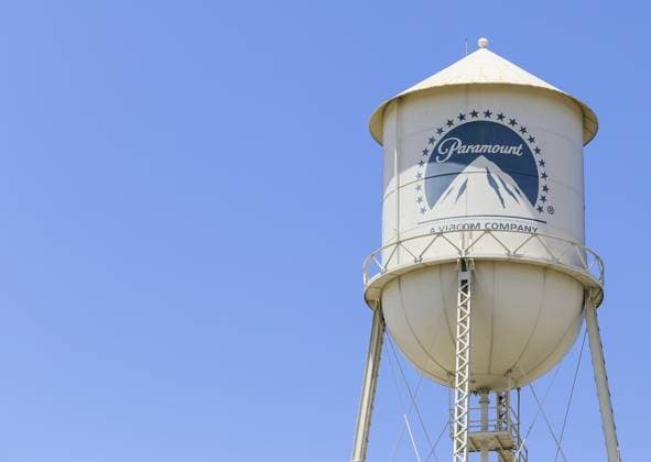 Der berühmte Wasserturm der Paramount Studios vor einem strahlend blauen Himmel. Das Logo von Paramount Pictures ist auf den Wasserturm gemalt, Los Angeles, USA The famous water tower of the Paramount studios in front of a clear blue sky. The logo of Paramount Pictures is painted on the water tower, Los Angeles, USA Copyright: imageBROKER MichaelxRosebrock ibliqx13935080.jpg