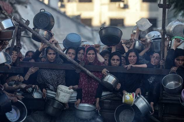 A charity organization distributes hot meals to Palestinians facing difficulties in accessing food due to Israel’s ongoing attacks on the Gaza A charity organization distributes hot meals to Palestinians facing difficulties in accessing food due to Israel’s ongoing attacks on the Gaza Strip in Gaza City, Gaza on July 20, 2025. As Israel s attacks on the Gaza Strip continue unabated, the ‘humanitarian crisis’ in the region continues to deepen due to the total embargo. Photo by Omar Ashtawy apaimages Gaza city Gaza Strip Palestinian Territory 20725_Gaza_OSH_00(6) Copyright: xapaimagesxOmarxAshtawyx xapaimagesx
