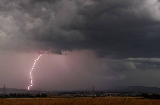 Gewitter in Hessen Blitze eines Gewitters sind am Abend am Himmel über den Feldern am Stadtrand zu sehen. Für Teile Hessens galt heute Unwetterwarnung vor schweren Gewittern., Frankfurt am Main Hessen Deutschland *** Thunderstorms in Hesse Lightning flashes from a thunderstorm can be seen in the evening in the sky above the fields on the outskirts of the city Severe weather warning for severe thunderstorms in parts of Hesse today , Frankfurt am Main Hesse Germany