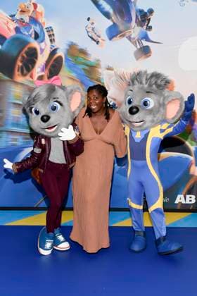 abb Dela Dabulamanzi mit Maeusen Figuren zu Gast auf dem blauen Teppich bei der Kino Film Premiere von Grand Prix of Europa im Kino in der Kulturbrauerei am 20.Juli 2025 in Berlin Berlin Deutschland