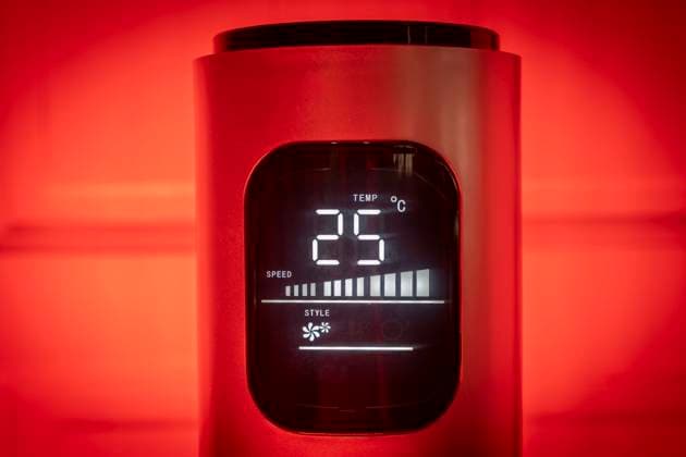 Ein Ventilator auf hoher Stufe mit digitaler Anzeige, Symbolbild für Abkühlung an heißen Sommertagen und extreme Temperaturen im Zuge des Klimawandels.