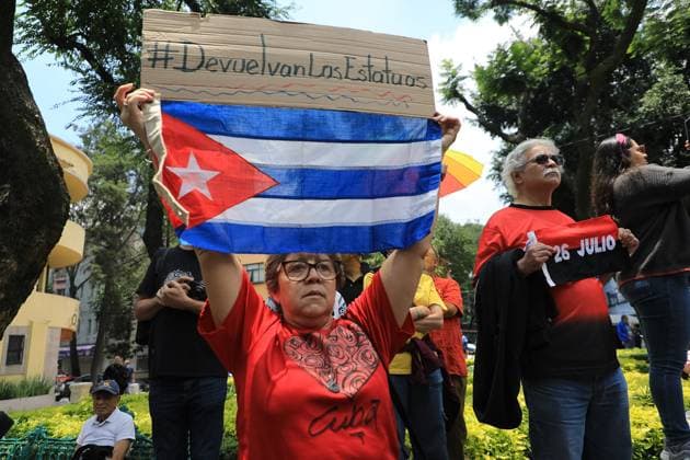 Protest Against the Removal of Statues of Cuban Revolutionary Leaders A person lifts a Cuban flag while take part during a protest against the removal of statues of Cuban revolutionary leaders Che Guevara and Fidel Castro in Tabacalera Park by CuauhtÃ moc Mayor Alessandra Rojo de la Vega. on July 20, 2025 in Mexico City, Mexico. (Photo by Ian Robles Eyepix Group) Copyright: xIanxRobles xEyepixxGroupx EL_20072025_162062JPEG