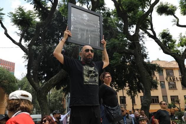 Protest Against the Removal of Statues of Cuban Revolutionary Leaders A person takes part during a protest against the removal of statues of Cuban revolutionary leaders Che Guevara and Fidel Castro in Tabacalera Park by CuauhtÃ moc Mayor Alessandra Rojo de la Vega. on July 20, 2025 in Mexico City, Mexico. (Photo by Ian Robles Eyepix Group) Copyright: xIanxRobles xEyepixxGroupx EL_20072025_162078JPEG
